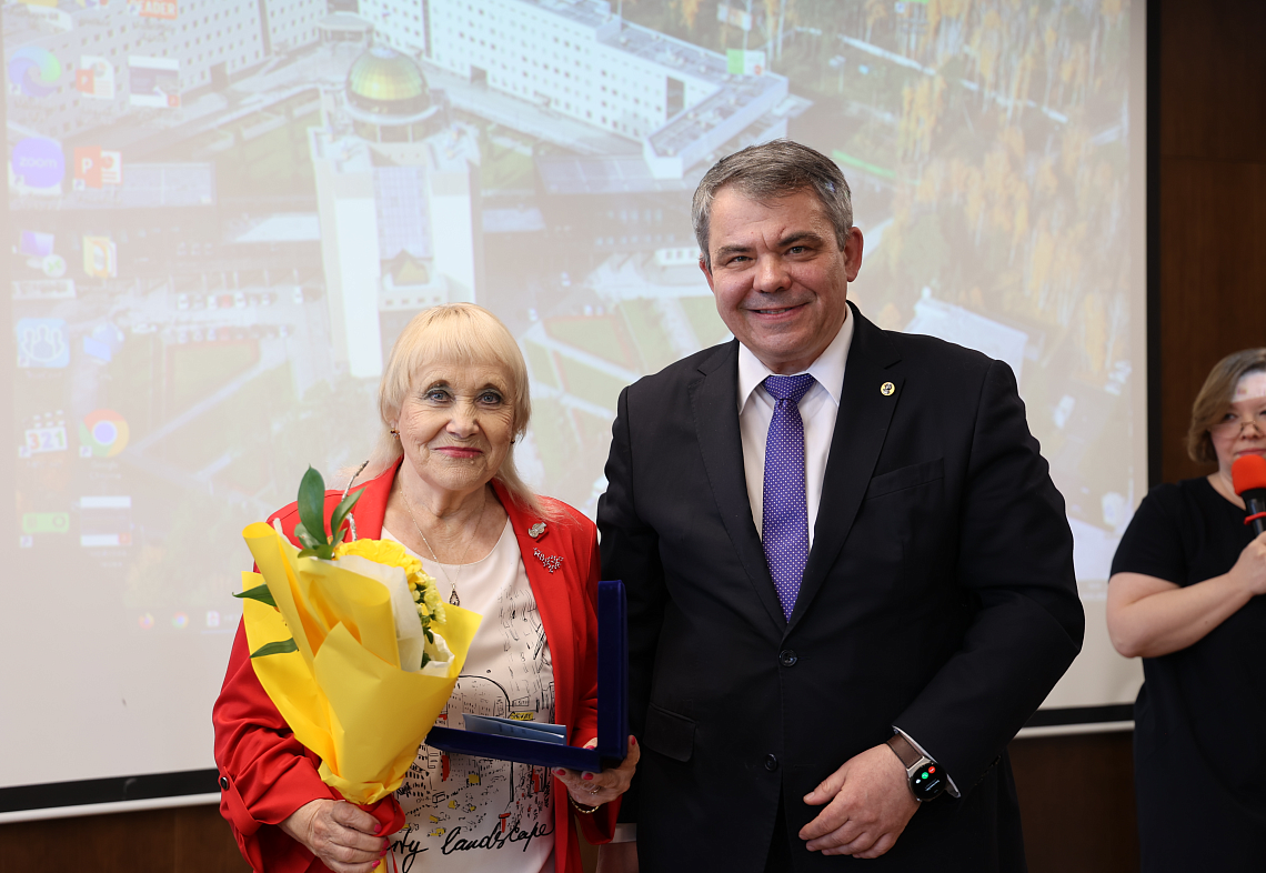 Заведующая кафедрой химии Светлана Барам награждена нагрудным знаком «Ветеран» Министерства науки и высшего образования РФ